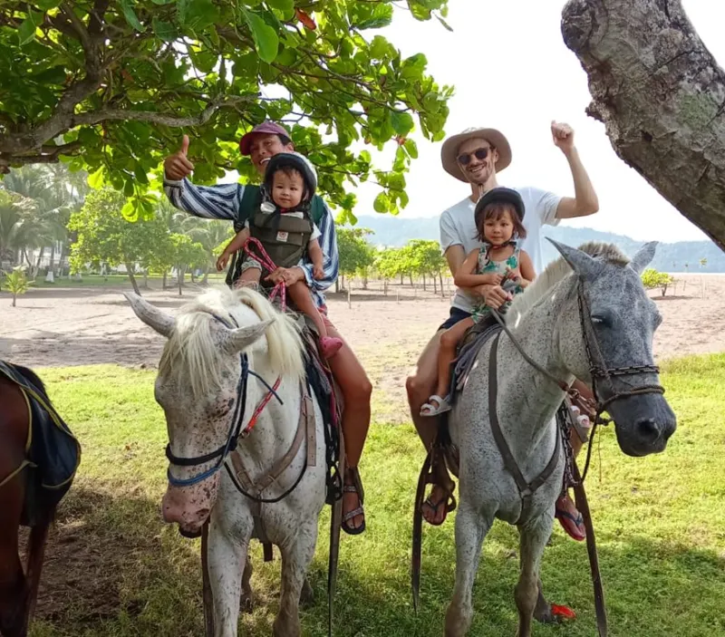 Families and children on a sunny Jacó horseback tour